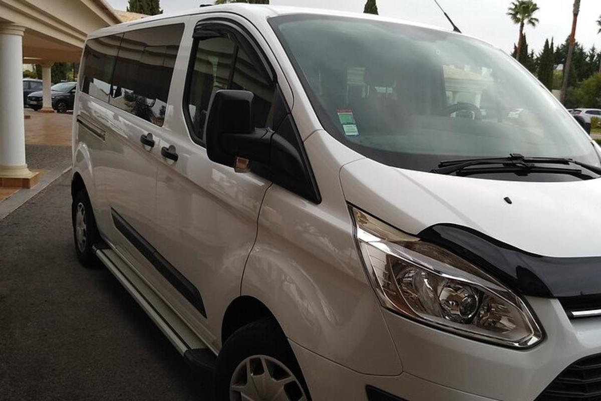 bel kombi parkiran na parkirišču