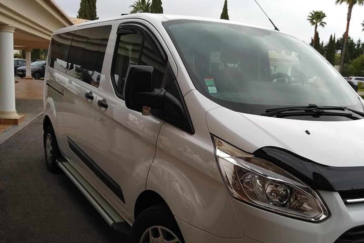 un furgone bianco parcheggiato in un parcheggio