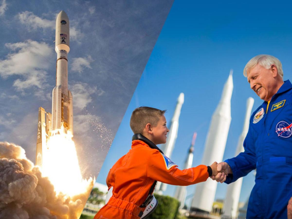 muž potřásající rukou chlapci před raketou