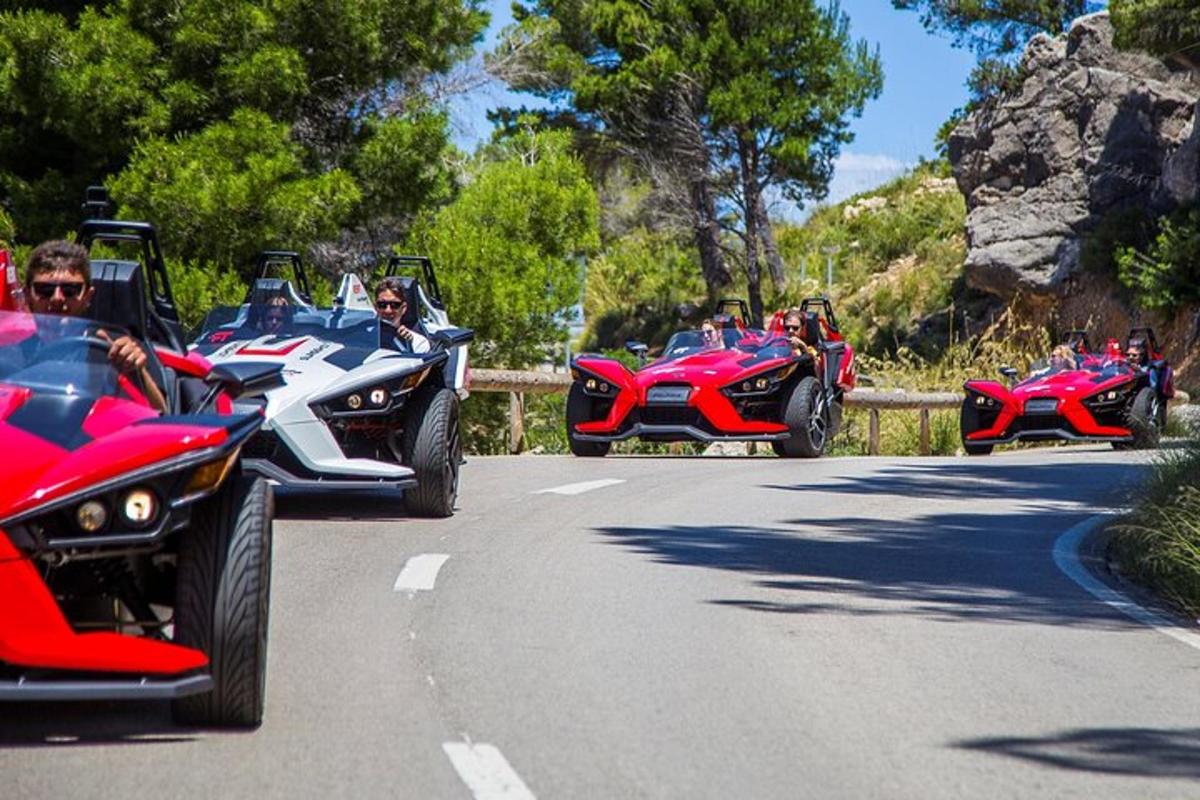 un gruppo di quattro quad che percorrono una strada