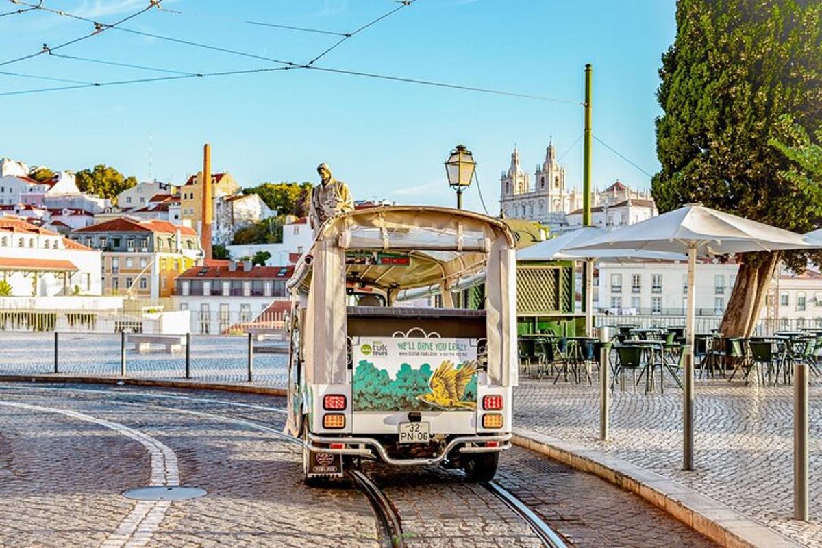 malý autobus jedoucí po městské ulici