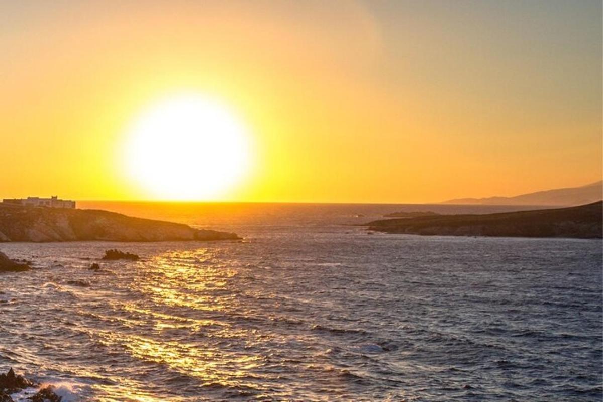 sončni zahod nad oceanom s sončnim zahodom