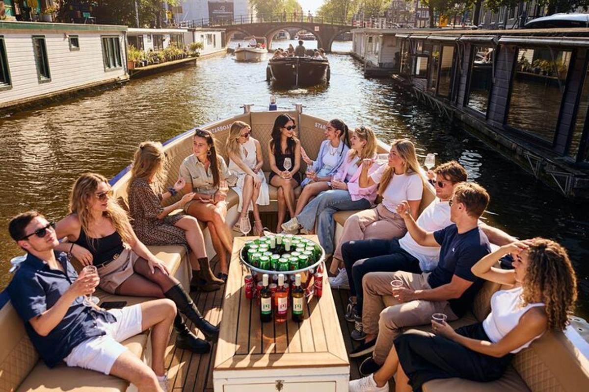 un gruppo di persone sedute su una barca su un canale
