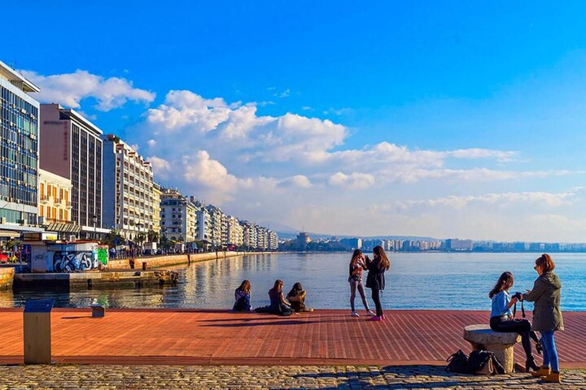 một nhóm người đang ngồi trên vỉa hè gần bờ nước