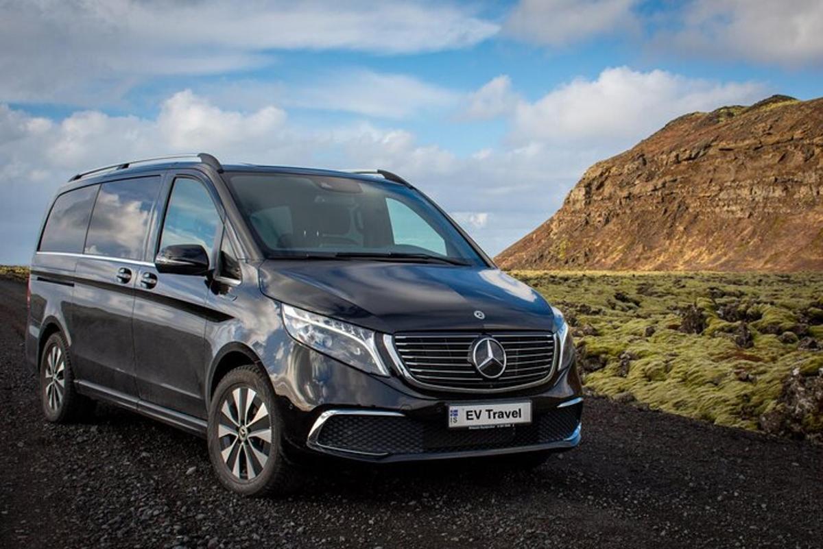 srebrn enoprostorec mercedes benz, parkiran na cesti