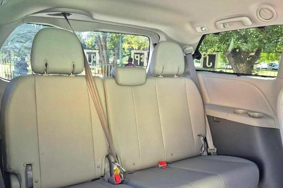 Un asiento trasero de un coche con los asientos traseros ktopangering