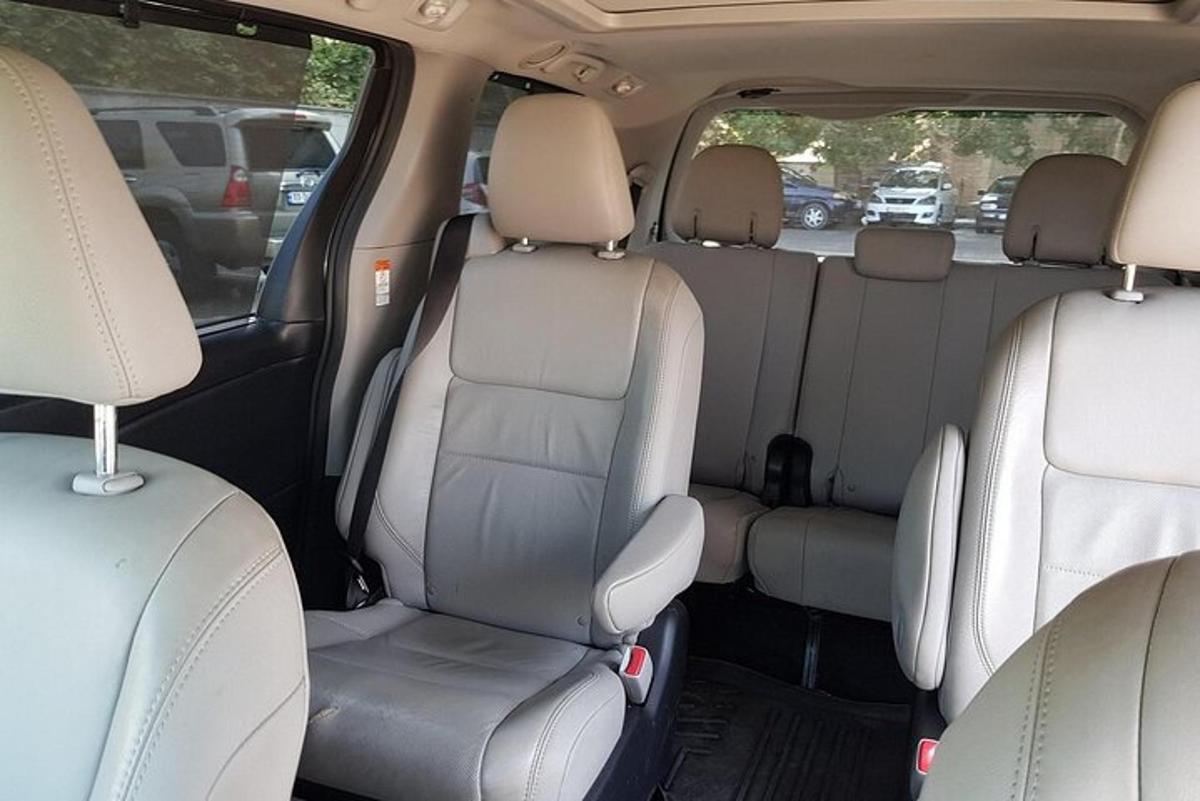 una vista de los asientos traseros de un coche