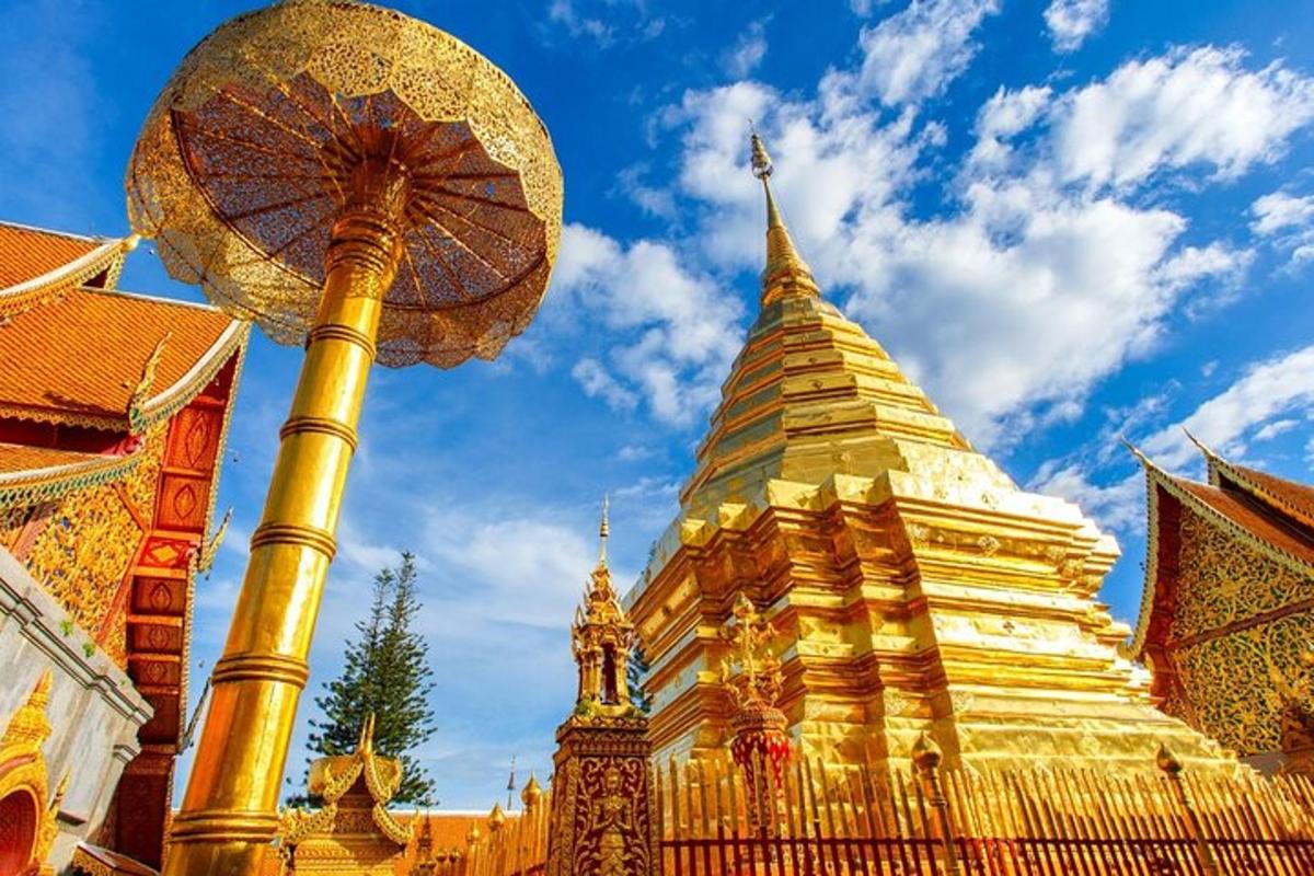 pagoda s deštníkem před budovou
