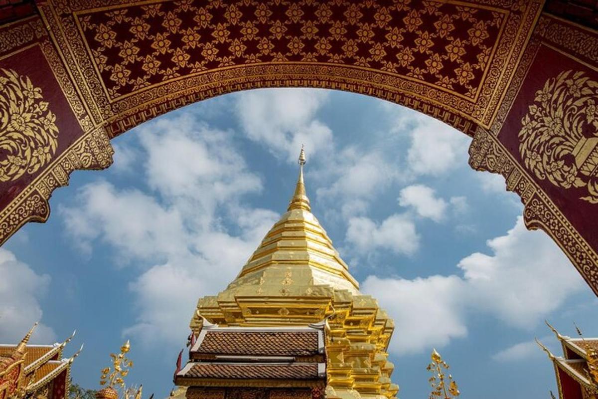 een blik op een pagode onder een boog