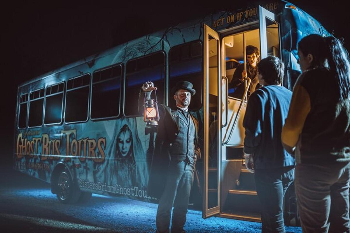 skupina lidí stojících před autobusem
