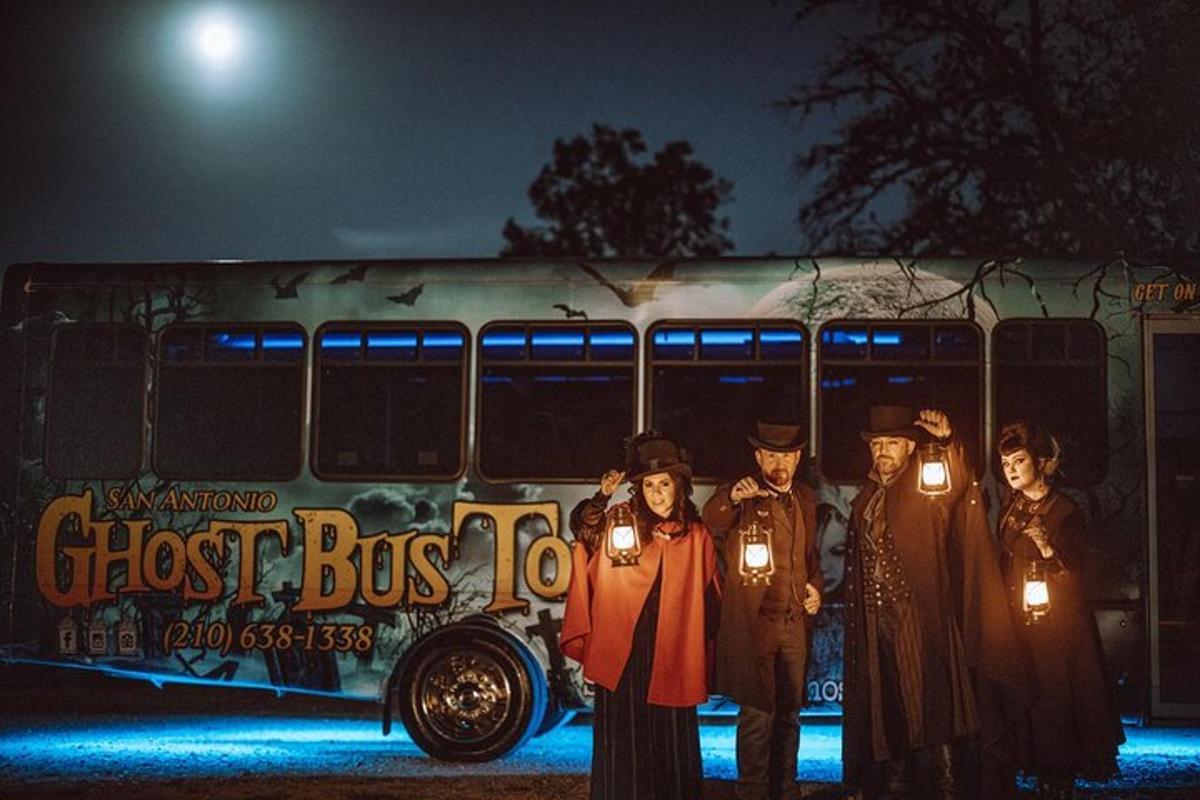 skupina lidí stojících před autobusem
