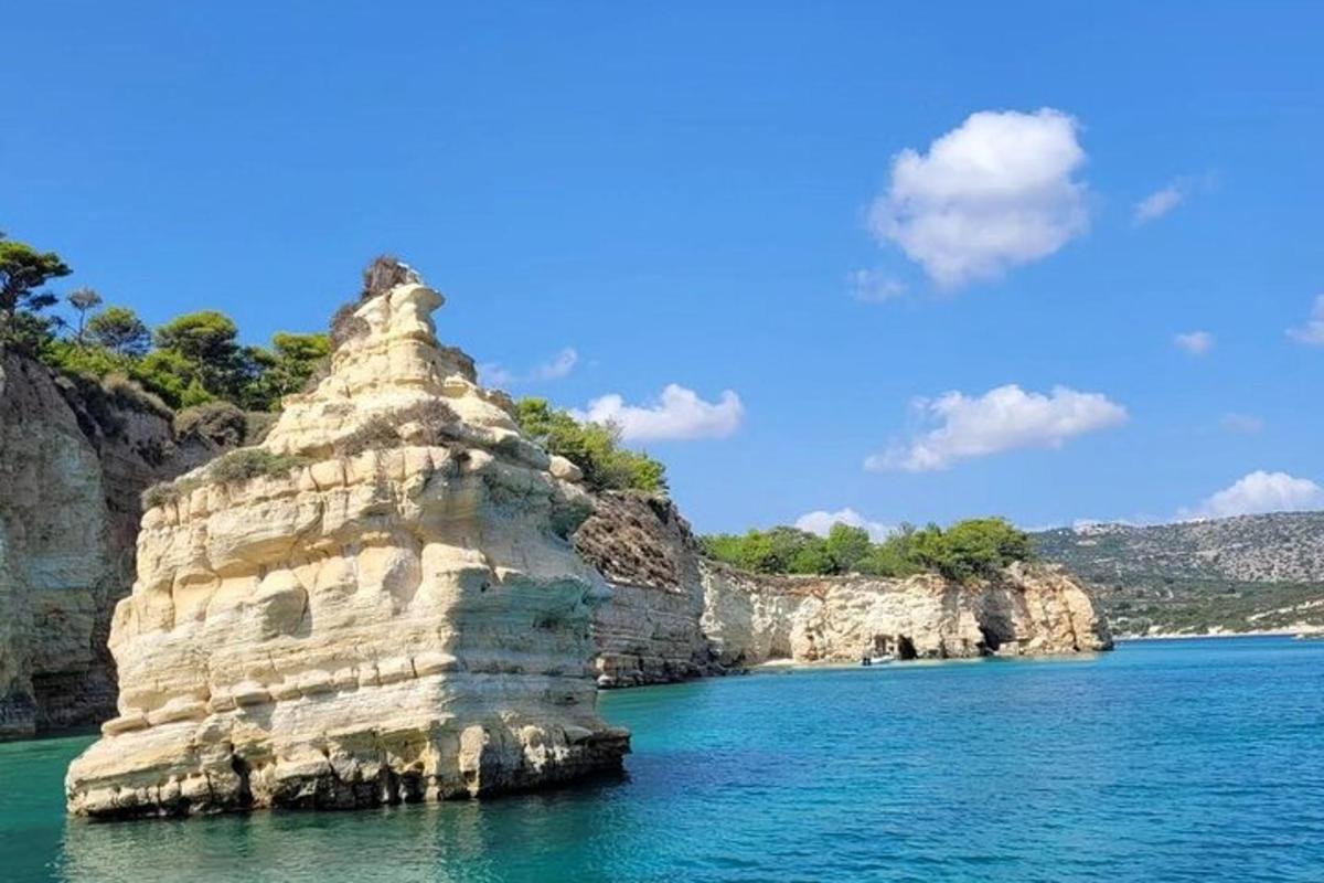 ένας σχηματισμός βράχων στη μέση του νερού