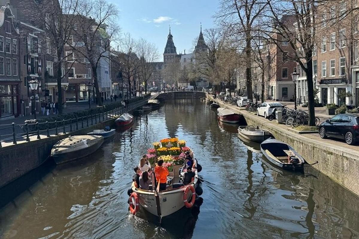 en gruppe mennesker på en båt i en kanal