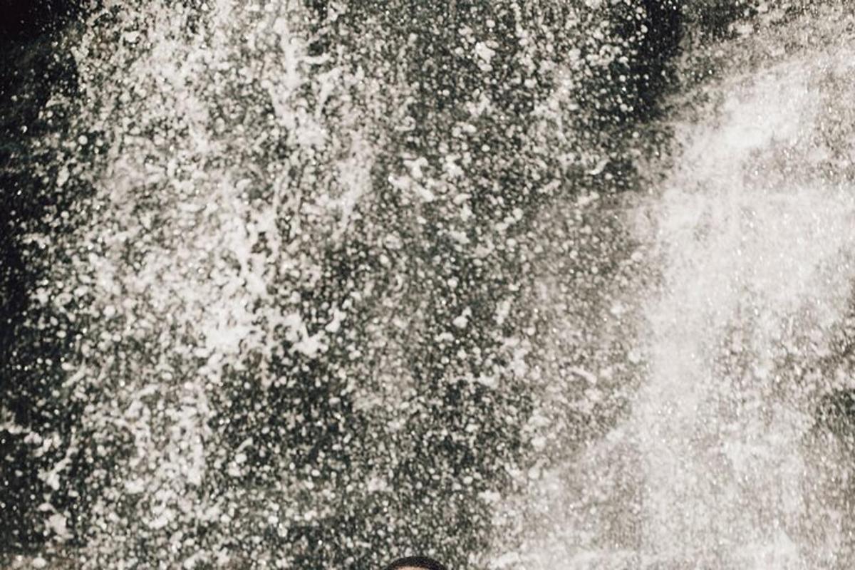 un'onda nell'acqua con una persona di fronte