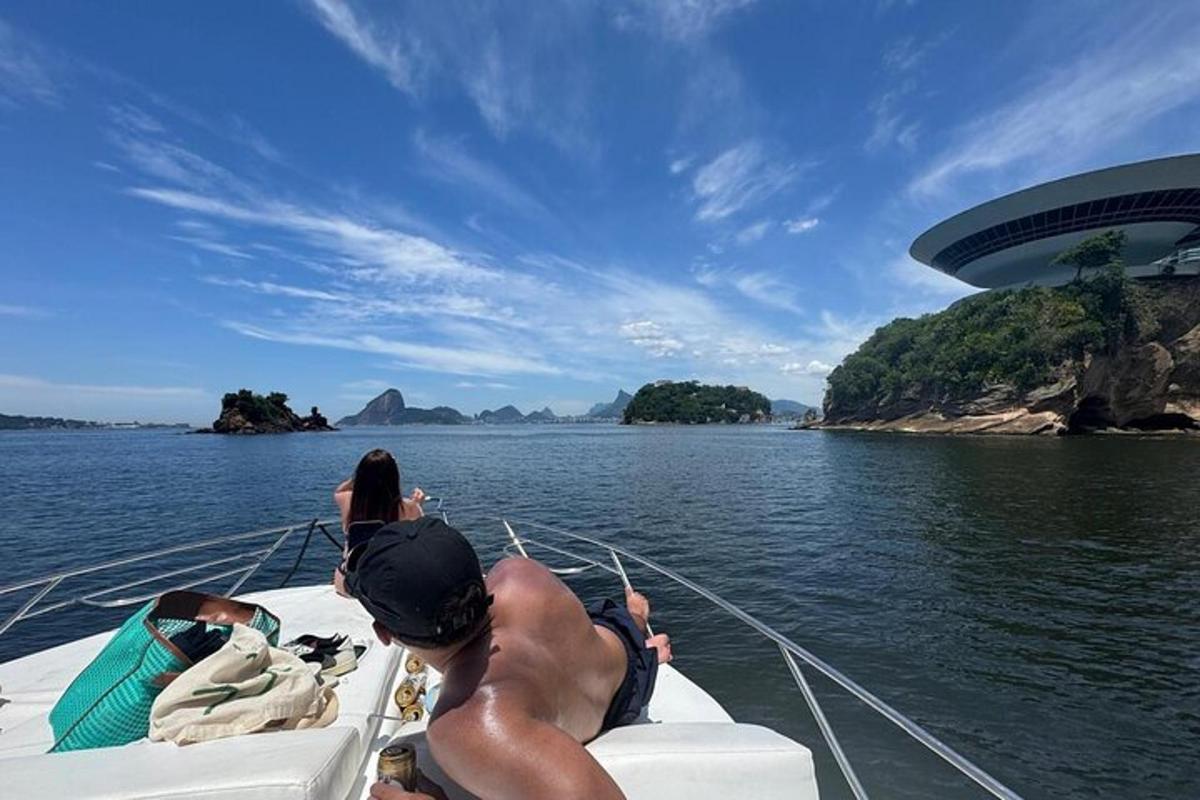 isang pares ng mga tao sa isang bangka sa tubig