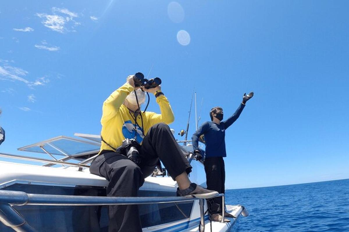 un gruppo di persone su una barca in acqua