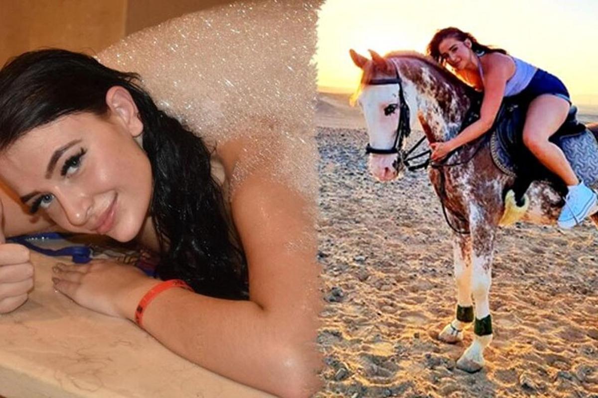 žena jedoucí na koni s dívkou na něm