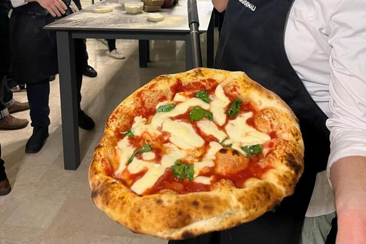 una grande pizza appoggiata su un tavolo