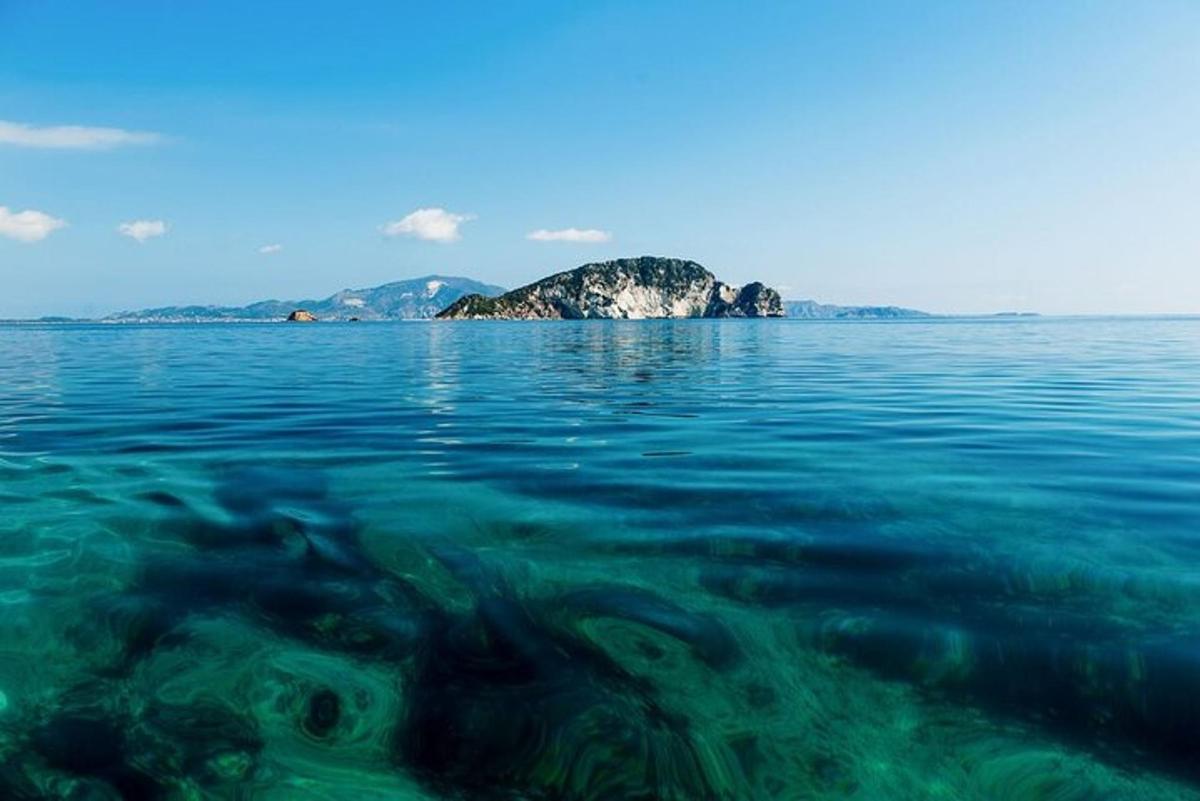 velká vodní plocha s ostrovem v dálce