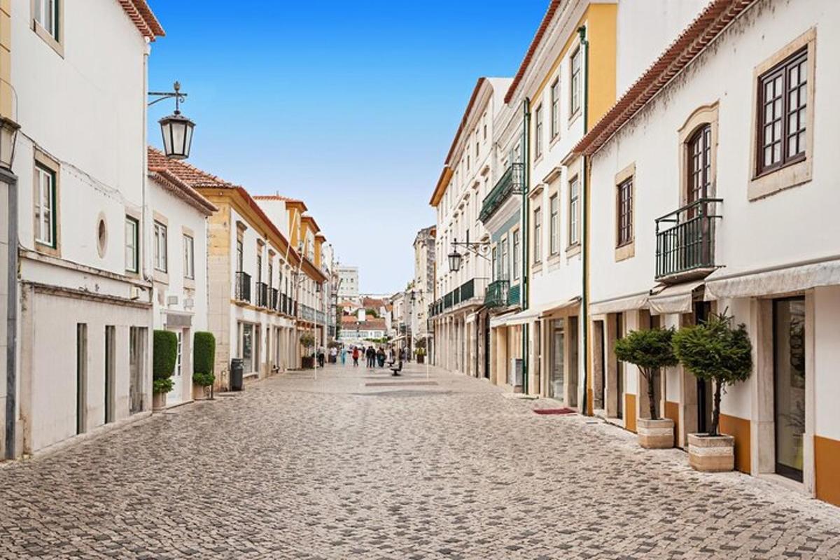 uma rua vazia em uma cidade velha com prédios