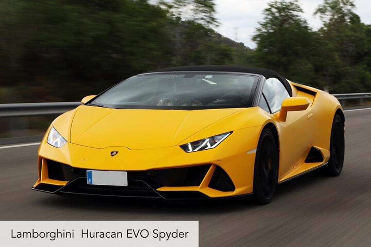 một chiếc lamborghini evo spyder màu vàng đang chạy trên đường