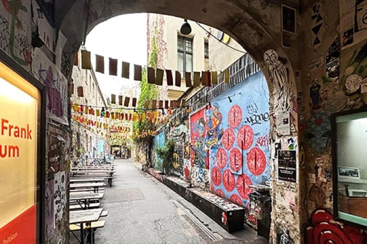 en bakgate med graffiti på veggene i en bygning