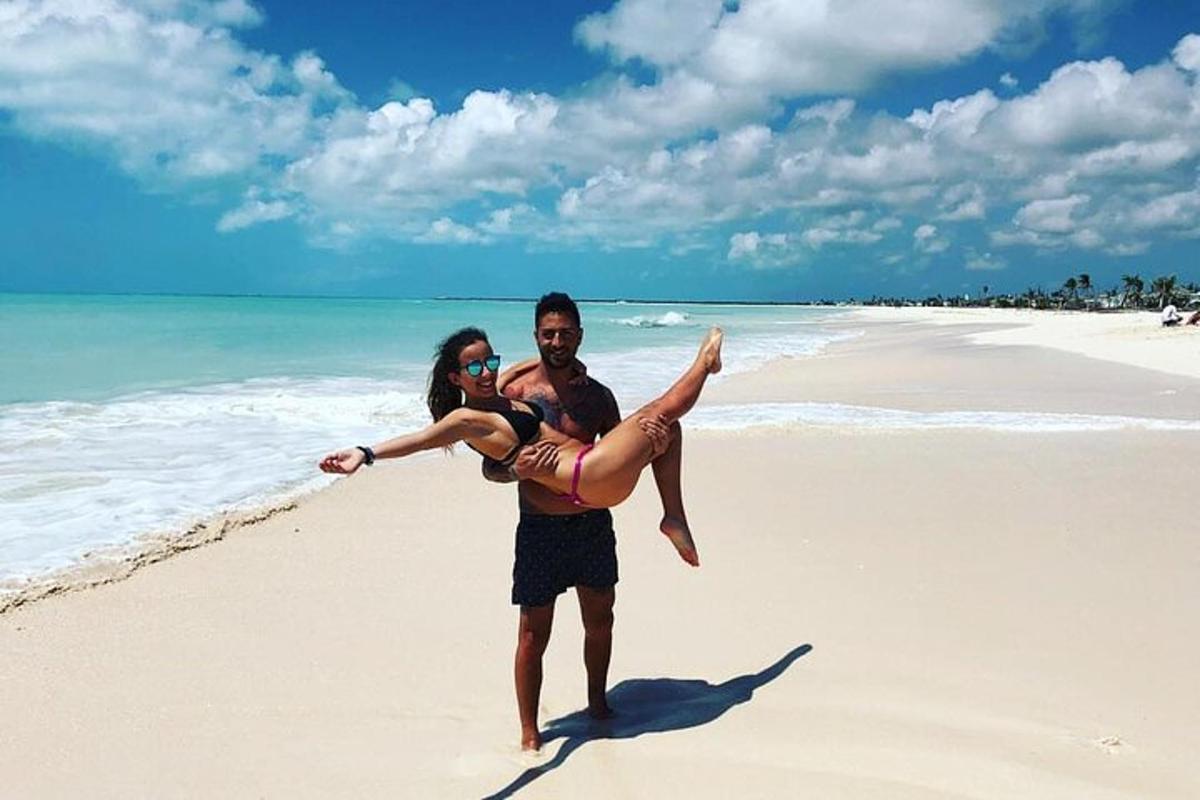 seorang lelaki dan wanita berdiri di pantai