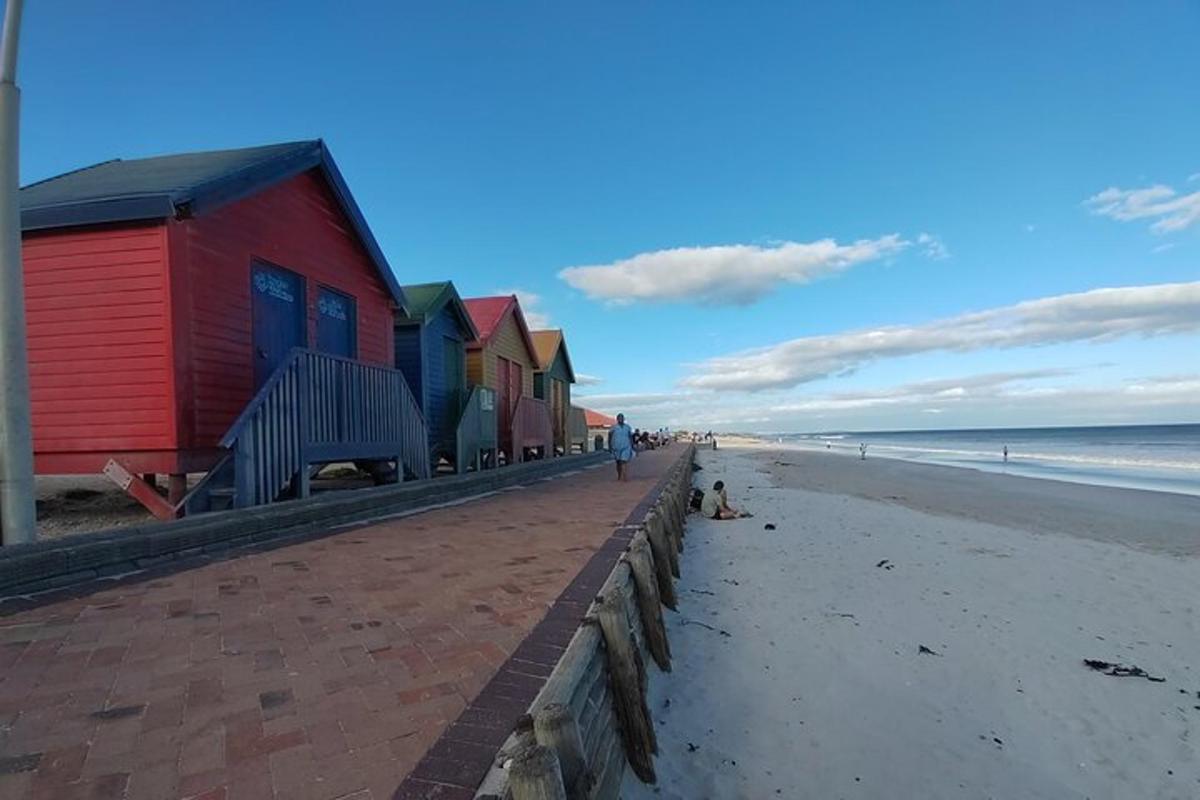 deretan pondok pantai berwarna-warni di pantai