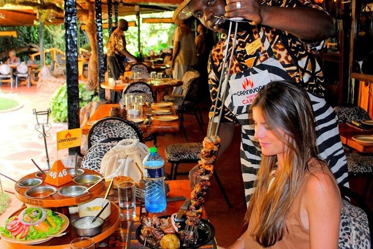 una donna seduta davanti a un tavolo con del cibo