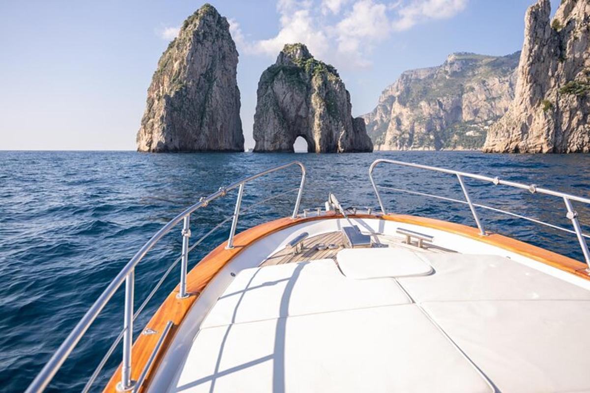 un vaixell a l'oceà amb penya-segats a l'aigua