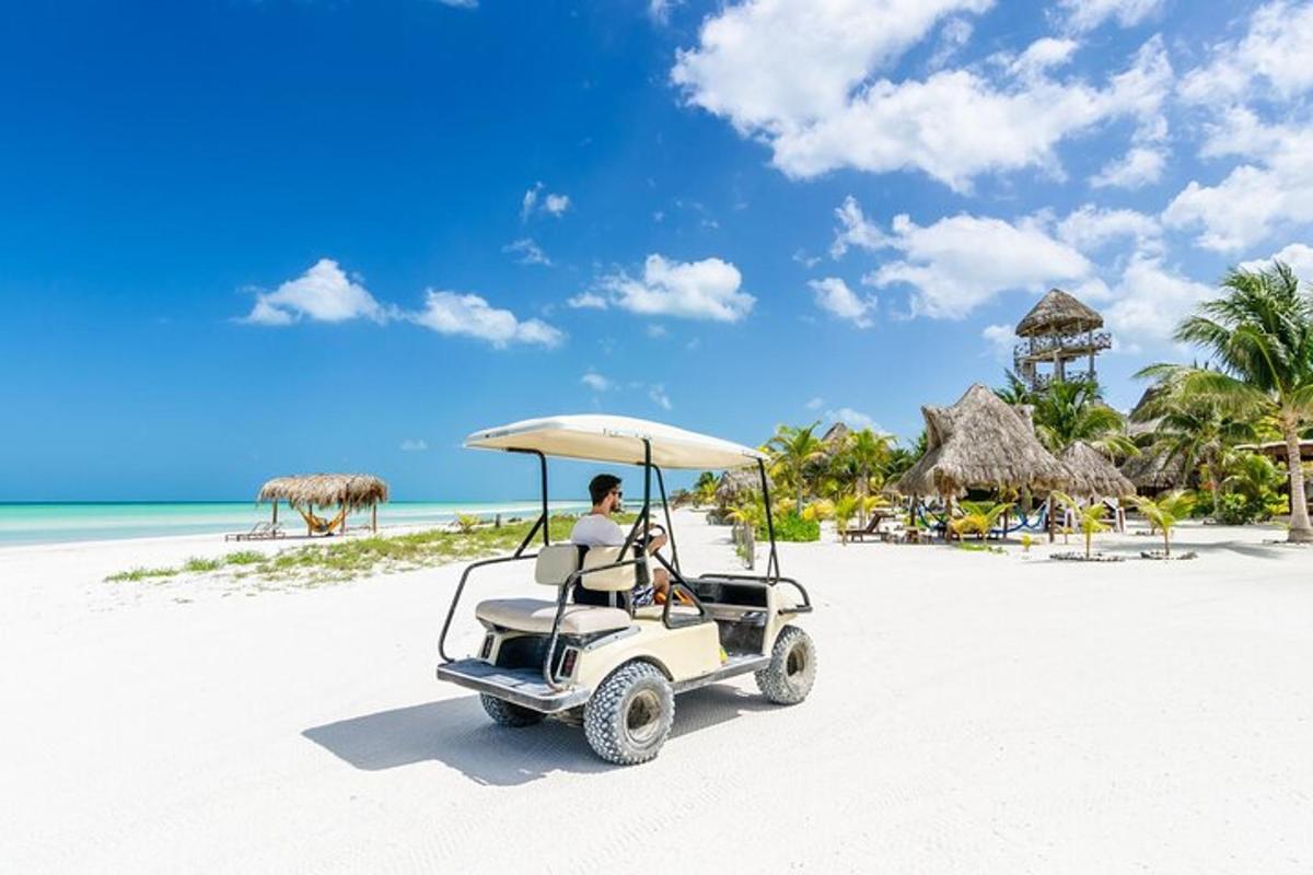 seorang lelaki memandu kereta golf di pantai