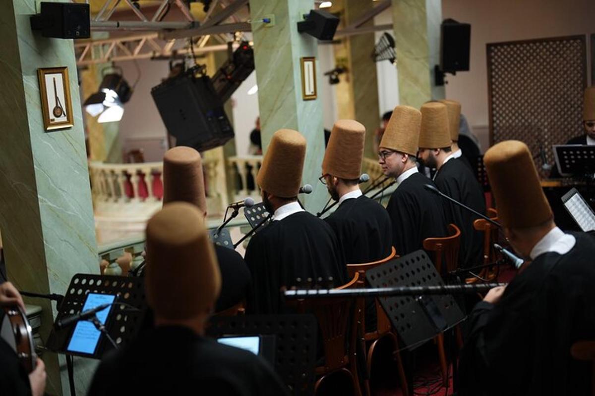 Un grupo de hombres con sombreros sentados en una habitación.