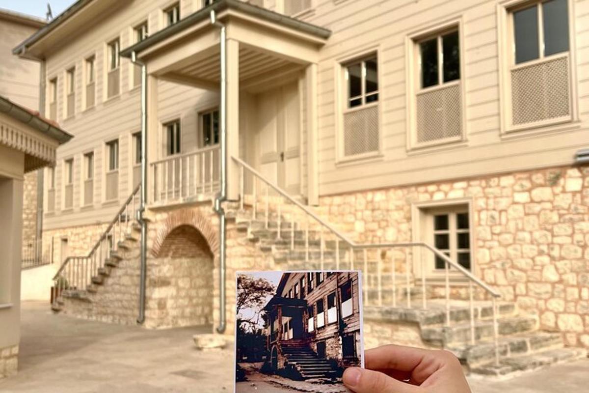 una persona che tiene in mano l'immagine di un edificio