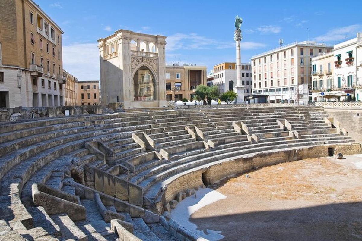 un grand amphithéâtre dans une ville avec des bâtiments