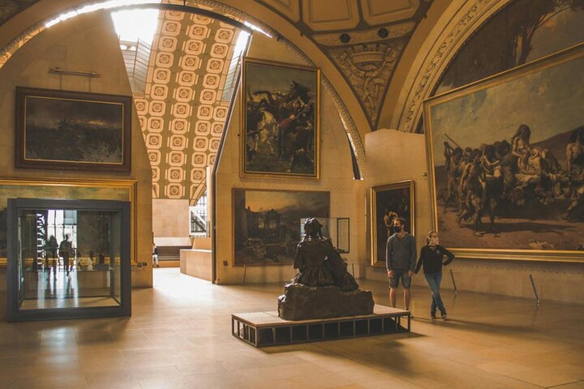 muzeum se sochou v místnosti s obrazy