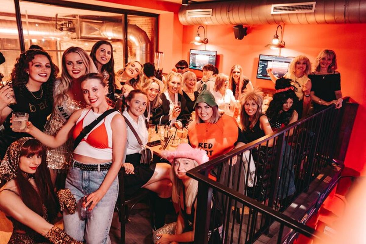 skupina žen pózujících pro fotografii v místnosti