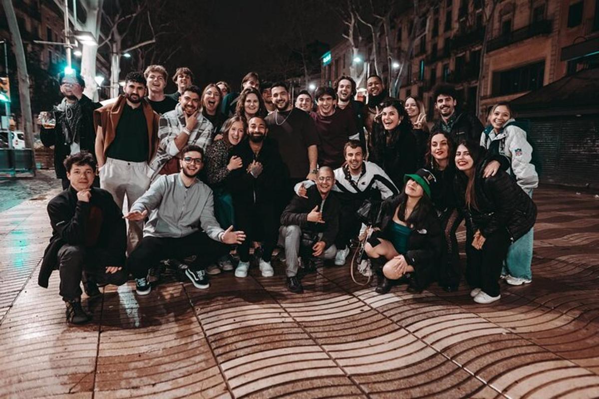 μια ομάδα ανθρώπων που ποζάρουν για μια φωτογραφία στο δρόμο
