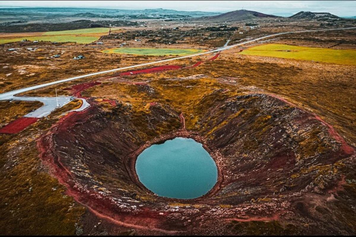 Una vista aérea de un lago en medio de un campo.