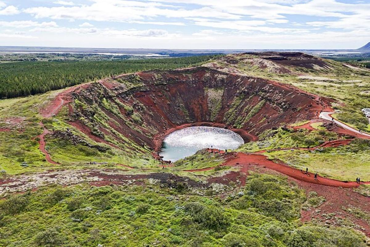 Una vista aérea de una gran formación rocosa con un lago.