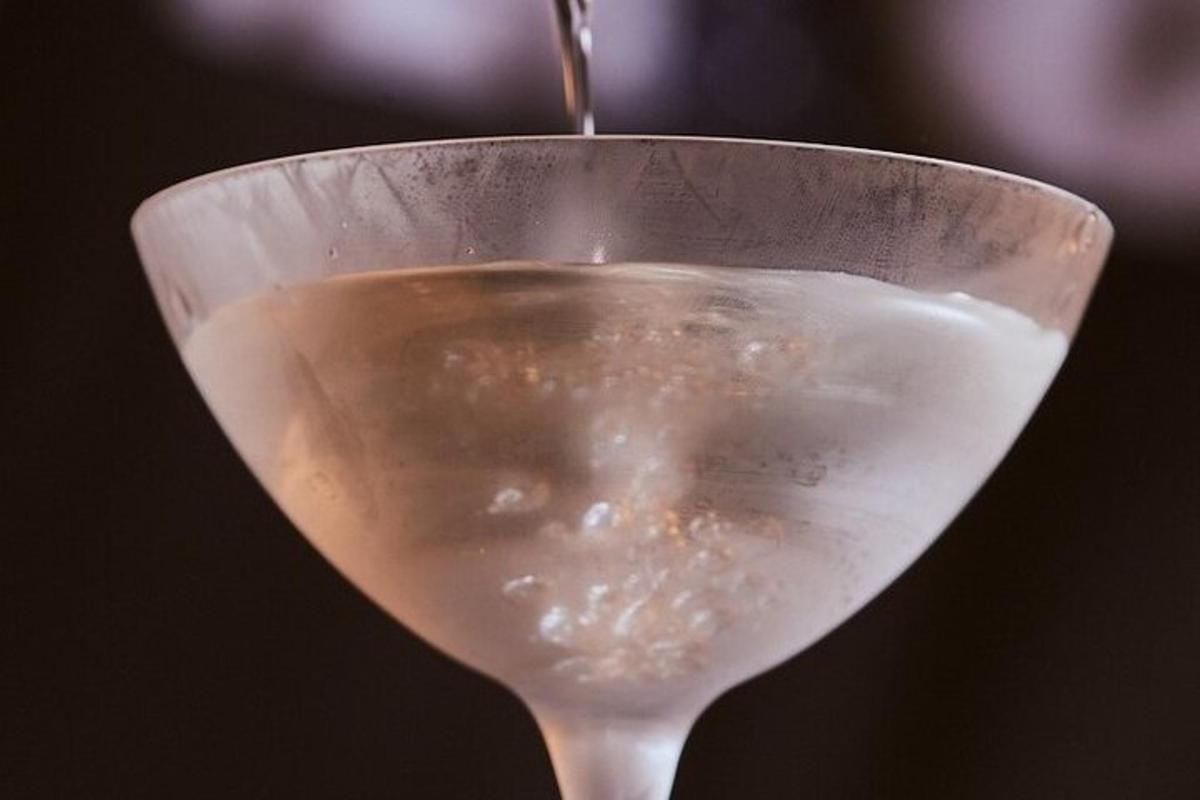 egy italt öntenek egy martinis pohárba