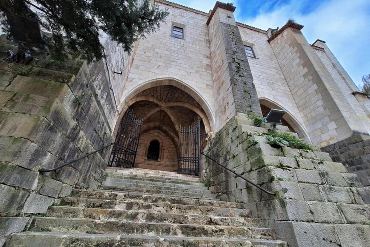 Un edificio con escaleras que conducen a una puerta.