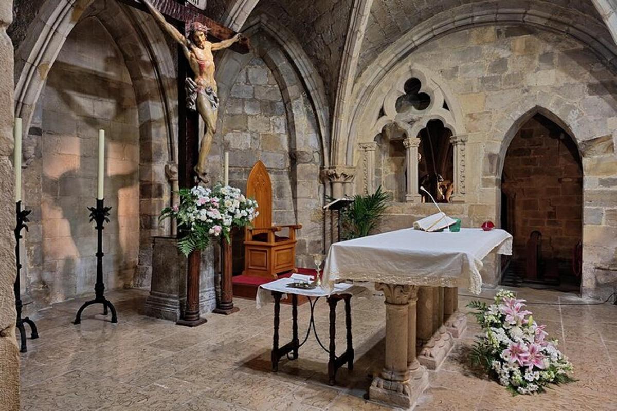 una iglesia con una mesa y una cruz en la pared