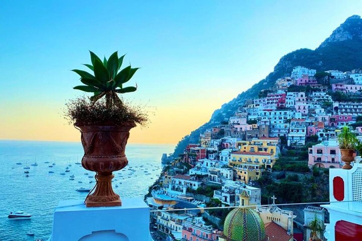 Pohled na vesnici Positano s květinou v květináči