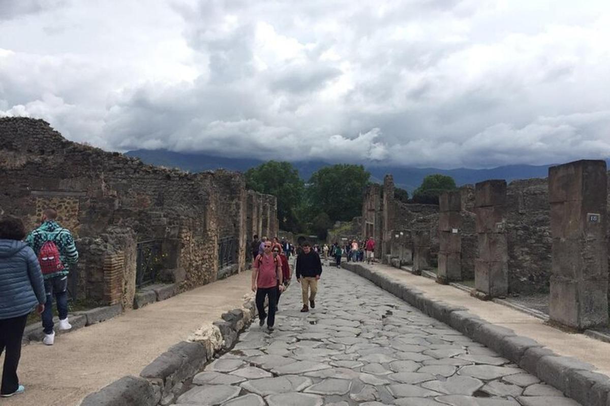 Un grupo de personas caminando por una calle en ruinas.