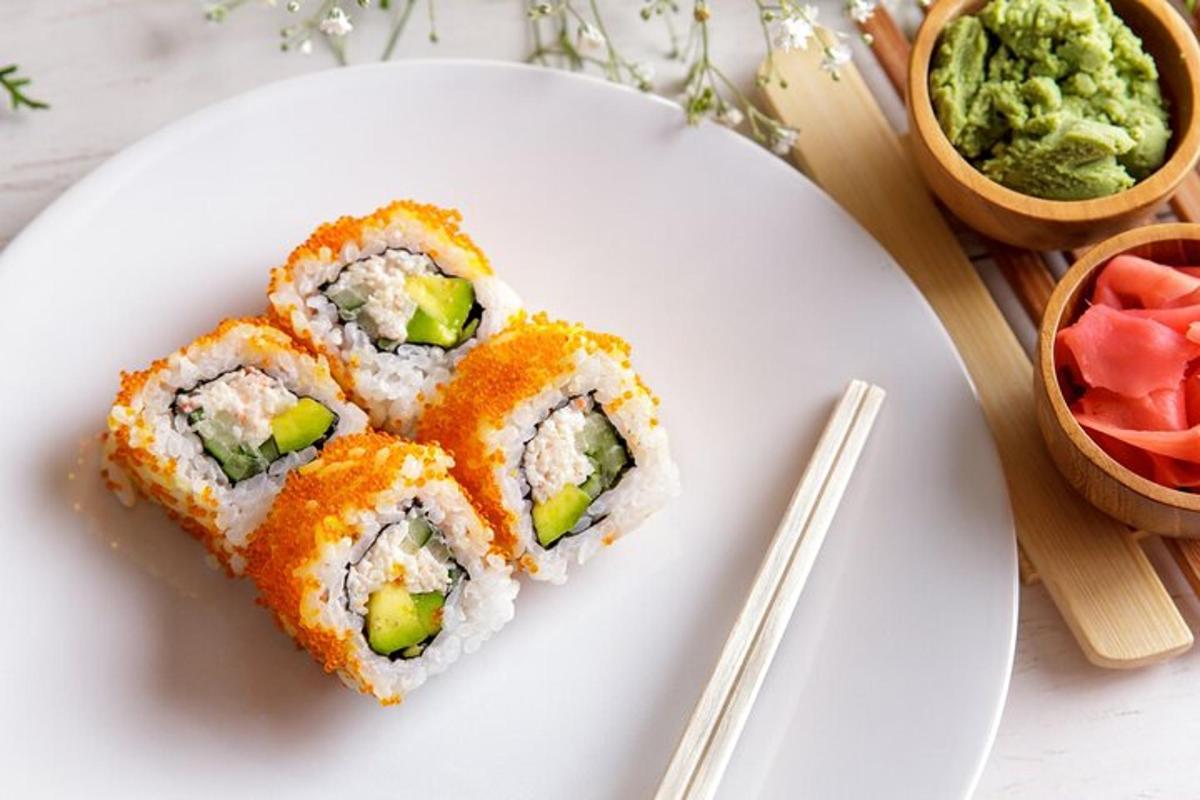 bílý talíř se sushi a hůlkami