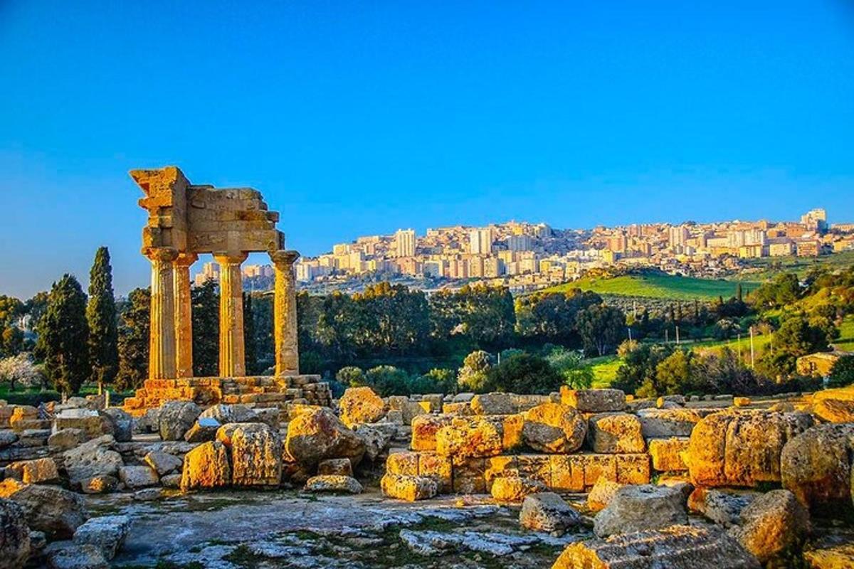 un antico tempio con una città sullo sfondo