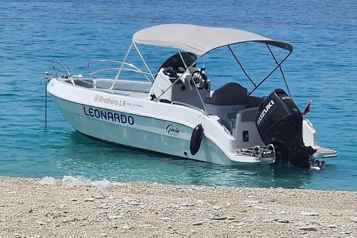 一艘白色的小船停在水边