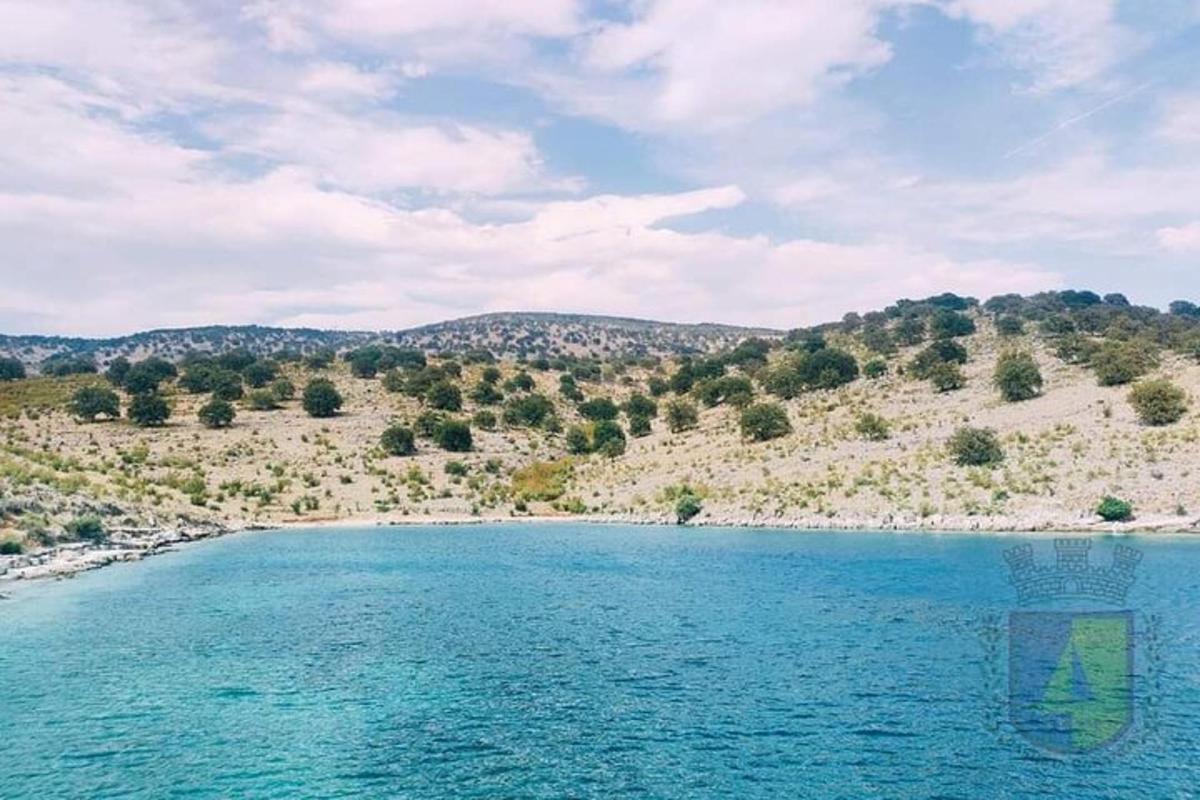一大片水域，背景是一座山