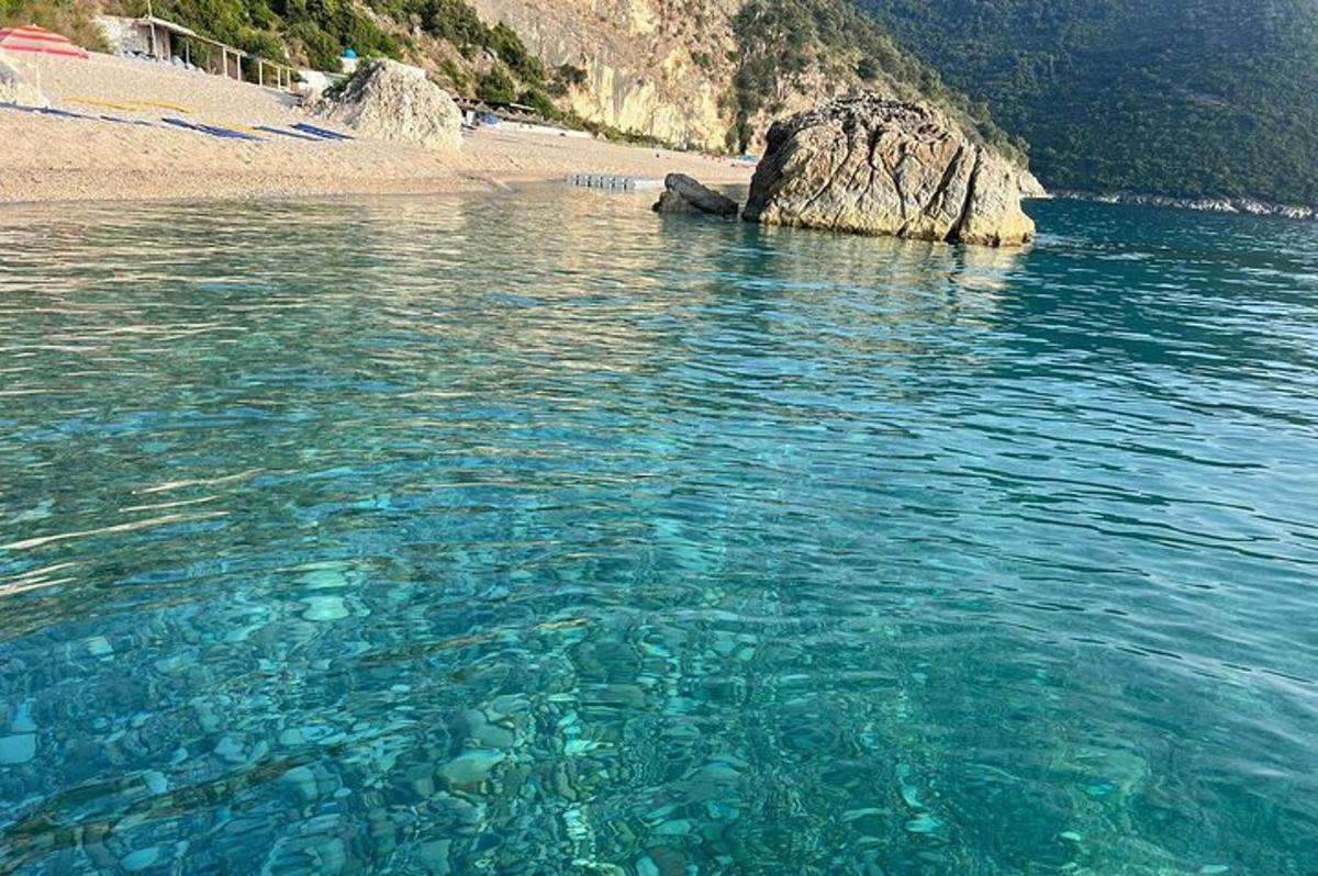 一片有沙滩和大石头的水域