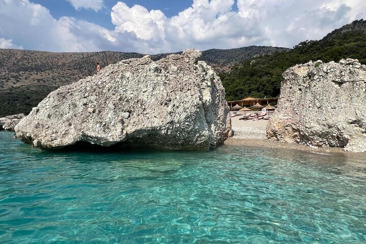 海滩旁边水中的一块大石头